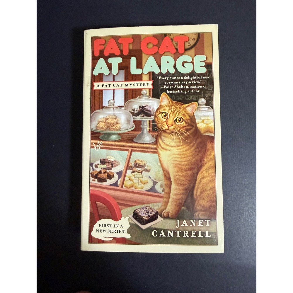 Fat Cat at Large Janet Cantrell Fat Cat Mystery Book 1 Paperback 9780425267424